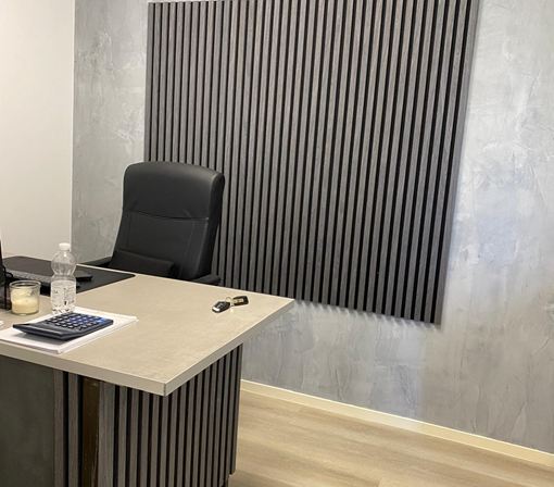 Boiserie fonoassorbente per postazione ufficio