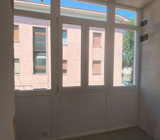 Grande vetrata con apertura finestra