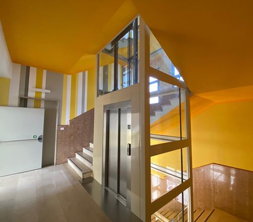 Tinteggiatura scale all'interno di un istituto scolastico