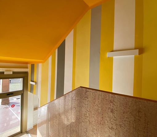 Tinteggiatura scale all'interno di un istituto scolastico