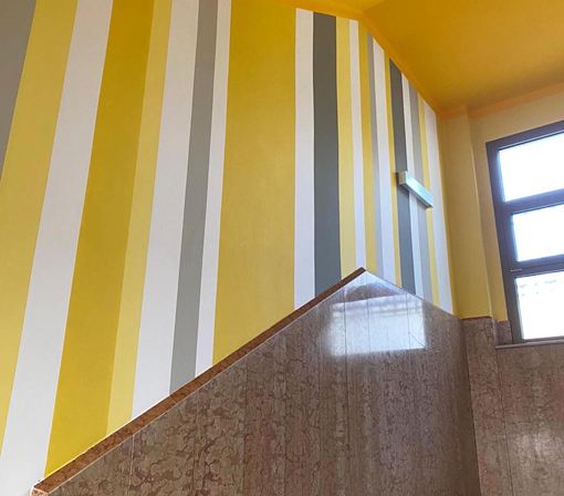Tinteggiatura scale all'interno di un istituto scolastico